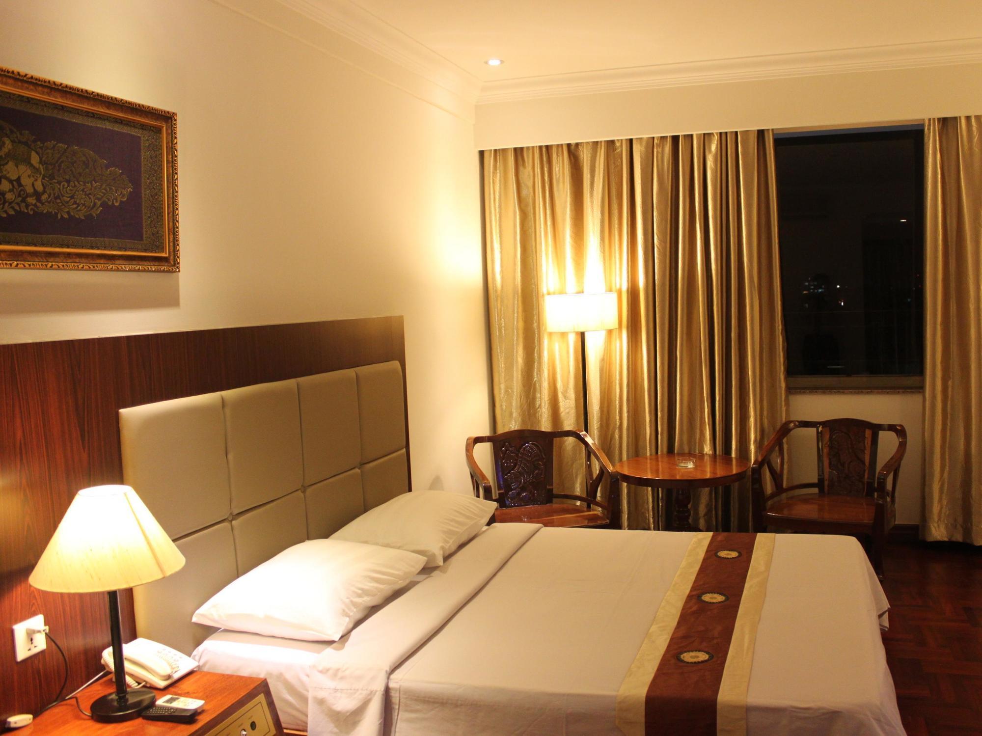 Diamond Hotel Phnom Penh Exterior foto
