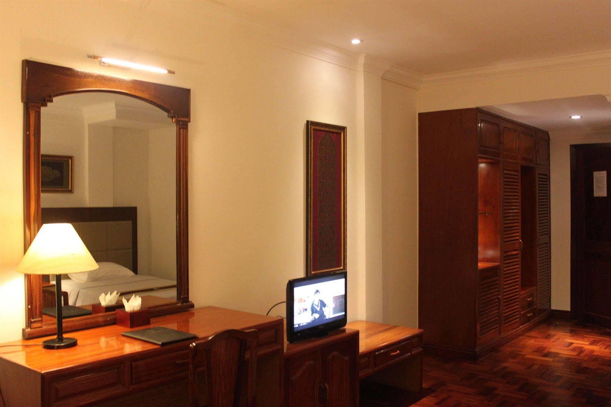 Diamond Hotel Phnom Penh Exterior foto