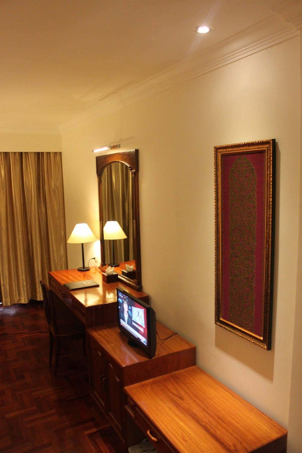 Diamond Hotel Phnom Penh Exterior foto