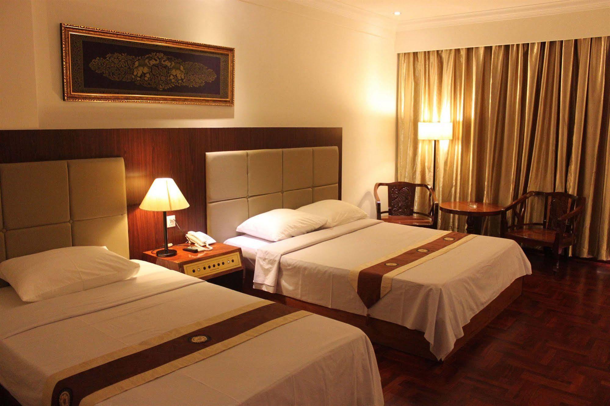 Diamond Hotel Phnom Penh Exterior foto